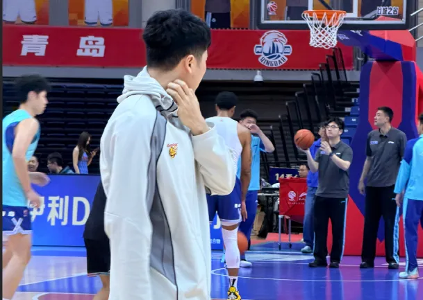 广东队记：张皓嘉膝盖发炎，将缺席对阵青岛的比赛